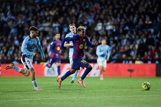 RC Celta de Vigo v FC Barcelona, Barca - LaLiga EA Sports VIGO, SPAIN - NOVEMBER 9: Lamine Yamal of FC Barcelona competes for the ball with Sergio Carreira of Celta de Vigo during to the LaLiga EA Sports match between RC Celta de Vigo and FC Barcelona at Abanca Balaidos stadium on November 9, 2025 in Vigo, Spain. (Photo by Diego Simon Photo Players Images Magara Press) Vigo Abanca Balaidos Stadium Spain Copyright: xDiegoxSimonx