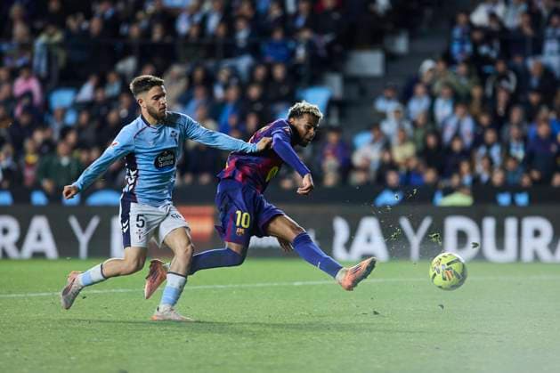 RC Celta de Vigo v FC Barcelona, Barca - LaLiga EA Sports VIGO, SPAIN - NOVEMBER 9: Lamine Yamal of FC Barcelona competes for the ball with Sergio Carreira of Celta de Vigo during to the LaLiga EA Sports match between RC Celta de Vigo and FC Barcelona at Abanca Balaidos stadium on November 9, 2025 in Vigo, Spain. (Photo by Diego Simon Photo Players Images Magara Press) Vigo Abanca Balaidos Stadium Spain Copyright: xDiegoxSimonx