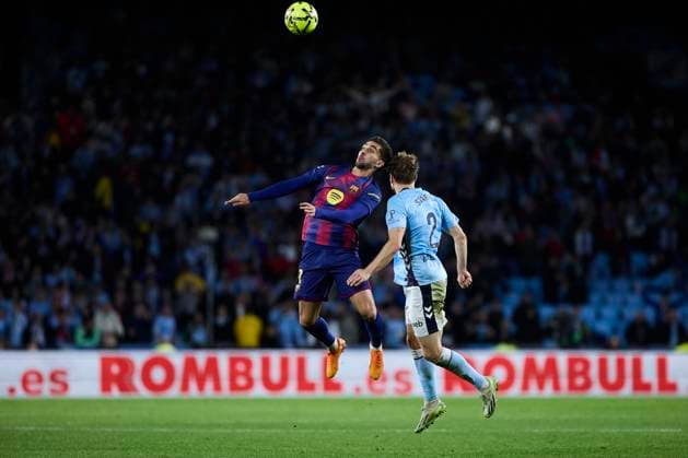 RC Celta de Vigo v FC Barcelona, Barca - LaLiga EA Sports VIGO, SPAIN - NOVEMBER 9: Ferran Torres of FC Barcelona competes for the ball with Carl Starfelt of Celta de Vigo during to the LaLiga EA Sports match between RC Celta de Vigo and FC Barcelona at Abanca Balaidos stadium on November 9, 2025 in Vigo, Spain. (Photo by Diego Simon Photo Players Images Magara Press) Vigo Abanca Balaidos Stadium Spain Copyright: xDiegoxSimonx