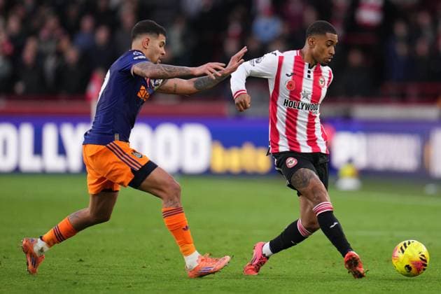 Premier League Brentford v Newcastle United Reiss Nelson of Brentford plays a pass under pressure from Bruno Guimaraes of Newcastle United during the Premier League match Brentford vs Newcastle United at The Gtech Community Stadium, London, United Kingdom, 9th November 2025 (Photo by Harvey Murphy News Images) Copyright: xHarveyxMurphy NewsxImagesx