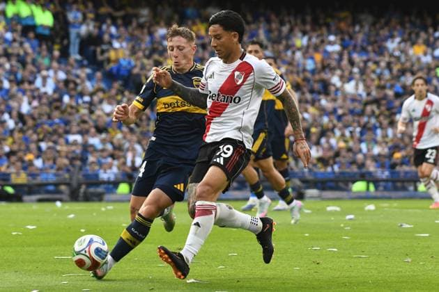 Boca Juniors v River Plate - Torneo Apertura Betano 2025 Sebastian Driussi of River Plate and Juan Barinaga of Boca Juniors play during the match between Boca Juniors and River Plate at Estadio Alberto J. Armando, in Buenos Aires, Argentina, on November 9. Buenos Aires Buenos Aires Argentina  Copyright: xFedericoxPerettix originalFilename:peretti-bocajuni251109_npPUK.jpg
