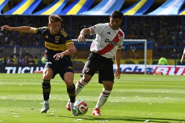Boca Juniors v River Plate - Torneo Apertura Betano 2025 Maximiliano Salas of River Plate competes for the ball with Juan Barinaga of Boca Juniors during the match between Boca Juniors and River Plate at Estadio Alberto J. Armando, on November 9. Buenos Aires Buenos Aires Argentina  Copyright: xFedericoxPerettix originalFilename:peretti-bocajuni251109_npBvZ.jpg