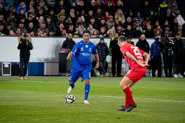Lucerne, Switzerland, November 9th 2025 Ronaldinho (Brazil) in action during the Jogo Dos Famosos match between Ronaldinho and Friends and Swiss Legends at Swissporarena, Lucerne, Switzerland. (Priscila Bütler SPP) Copyright: xPriscilaxBütlerx xSPPx spp-en-PrBSp-20251109_SPP_PriscilaButler_24