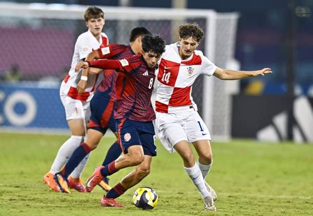 Croatia v Costa Rica: Group C - FIFA U-17 World Cup Qatar 2025 Juie Sliskovic of Croatia and Adriel Perez of Costa Rica in action during the FIFA U-17 World Cup Qatar 2025 Group C match between Croatia and Costa Rica in Doha, Qatar, on November 9, 2025. DOHA Qatar Copyright: xNOUSHADxTHEKKAYILx