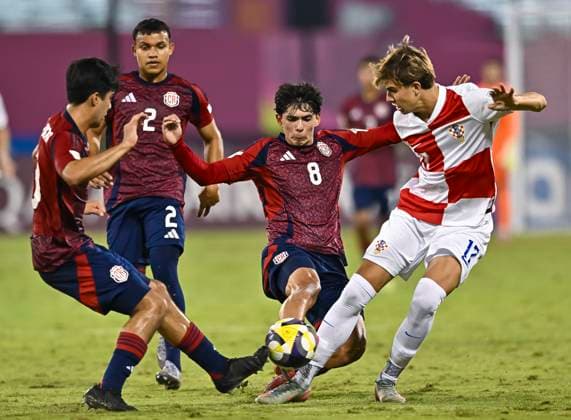 Croatia v Costa Rica: Group C - FIFA U-17 World Cup Qatar 2025 Andrija Burcar (R) of Croatia and Isaac Badilla of Costa Rica in action during the FIFA U-17 World Cup Qatar 2025 Group C match between Croatia and Costa Rica in Doha, Qatar, on November 9, 2025. DOHA Qatar Copyright: xNOUSHADxTHEKKAYILx