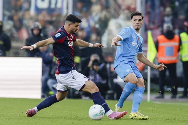 CALCIO - Serie A - Bologna FC vs SSC Napoli Bologna s Italian forward Riccardo Orsolini challenges for the ball with Napoli s Spanish defender Miguel Gutierrez during the Serie A football match Bologna vs SSC Napoli at Renato Dall Ara Stadium on November 09, 2025, Bologna. Bologna Italy  Copyright: xIPAxSport ABACAx