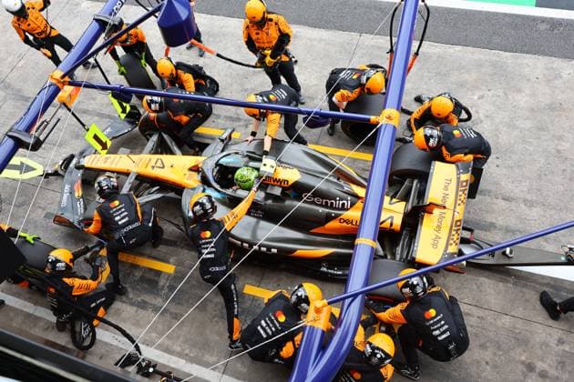 09.11.2025, Autodromo Jose Carlos Pace, Interlagos, Formula 1 MSC Cruises Grande Premio de Sao Paulo 2025 , im Bild Boxenstop von Lando Norris (GBR), McLaren F1 Team (Photo by Hasan Bratic DeFodi Images) 09 11 2025, Autodromo Jose Carlos Pace, Interlagos, Formula 1 MSC Cruises Grande Premio de Sao Paulo 2025 , in the picture pit stop of Lando Norris GBR , McLaren F1 Team Photo by Hasan Bratic DeFodi Images