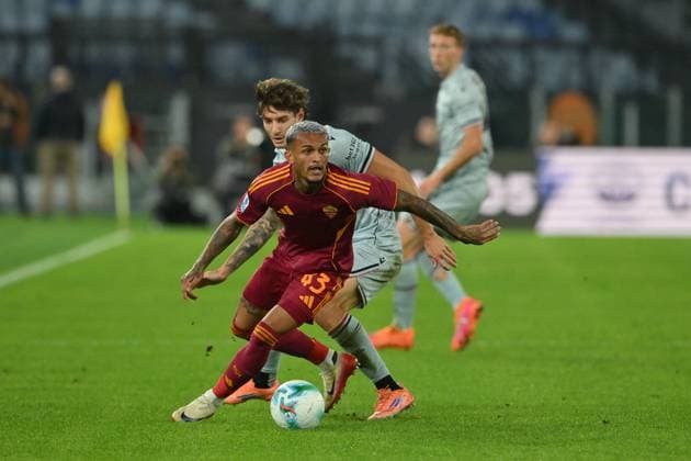CALCIO - Serie A - AS Roma vs Udinese Calcio Wesley of AS Roma under pressure from Alessandro Zanoli of Udinese during the match of 11th day of the Serie A Championship between A.S. Roma and Udinese Calcio at the Olimpico Stadium on Nov 9, 2025 in Rome, Italy. during AS Roma vs Udinese Calcio, Italian soccer Serie A match in Rome, Italy, November 09 2025 Rome Italy  Copyright: xIPAxSport ABACAx