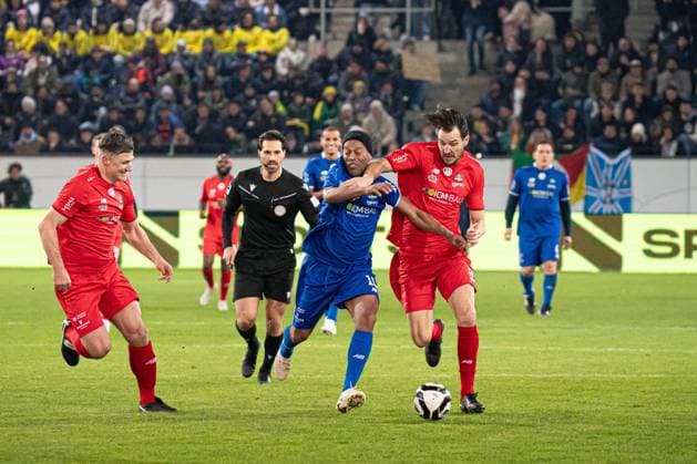 Lucerne, Switzerland, November 9th 2025 Alain Nef (Switzerland), right, and Ronaldinho (Brazil), left, in action during the Jogo Dos Famosos match between Ronaldinho and Friends and Swiss Legends at Swissporarena, Lucerne, Switzerland. (Priscila Bütler SPP) Copyright: xPriscilaxBütlerx xSPPx Sportspressphoto_SPR60250