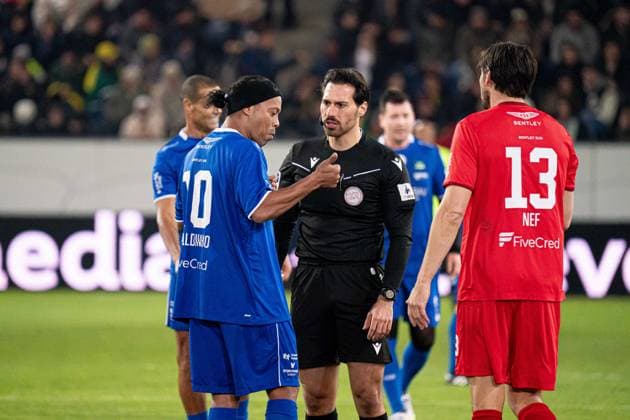 Lucerne, Switzerland, November 9th 2025 Ronaldinho (Brazil), left, after getting hit in the mouth during the Jogo Dos Famosos match between Ronaldinho and Friends and Swiss Legends at Swissporarena, Lucerne, Switzerland. (Priscila Bütler SPP) Copyright: xPriscilaxBütlerx xSPPx Sportspressphoto_SPR60252