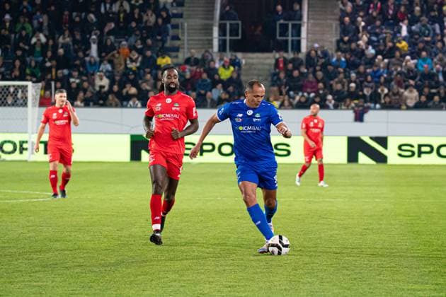 Lucerne, Switzerland, November 9th 2025 Giovanni Silva (Brazil), right, in action during the Jogo Dos Famosos match between Ronaldinho and Friends and Swiss Legends at Swissporarena, Lucerne, Switzerland. (Priscila Bütler SPP) Copyright: xPriscilaxBütlerx xSPPx spp-en-PrBSp-20251109_SPP_PriscilaButler_25