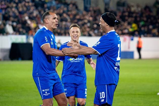 Lucerne, Switzerland, November 9th 2025 Ronaldinho (Brazil), right, and Giovanni Silva (Brazil), left, celebrating during the Jogo Dos Famosos match between Ronaldinho and Friends and Swiss Legends at Swissporarena, Lucerne, Switzerland. (Priscila Bütler SPP) Copyright: xPriscilaxBütlerx xSPPx spp-en-PrBSp-20251109_SPP_PriscilaButler_27
