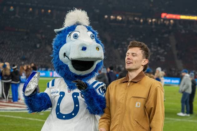 Germany, American Football, NFL, Week 10, 2025 2026, Indianapolis Colts Atlanta Falcons on 09 11 in Berlin Olympiastadion Blue has his fun after the game¦ Copyright: xSvenxHeidmannx