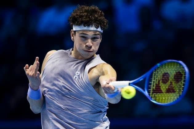 Nitto ATP, Tennis Herren Finals 2025 - Day One Ben Shelton of USA plays a forehand during his round robin singles match against Alexander Zverev of Germany during day one of the Nitto ATP Finals 2025. Alexander Zverev wwon the match 6-3, 7-6(6). Turin Italy Copyright: xNicolòxCampox