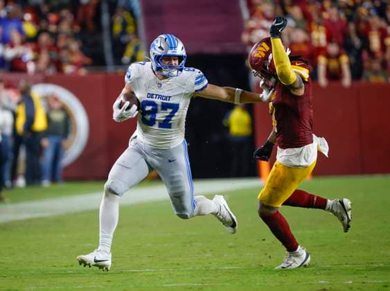 Nov 9, 2025: Detroit Lions TE 87 Sam LaPorta holds Washington Commanders LB WLB 4 Frankie Luvu away after a catch during the Washington Commanders game against the Detroit Lions at Northwest Stadium in Landover, MD. CSM Landover United States of America - ZUMAc04_ 20251109_zma_c04_143 Copyright: xJustinxCooperx