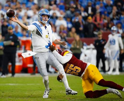 Nov 9, 2025: Detroit Lions QB 16 Jared Goff throws the ball before getting dragged down by Washington Commanders DE SLB 55 Jacob Martin during the Washington Commanders game against the Detroit Lions at Northwest Stadium in Landover, MD. CSM Landover United States of America - ZUMAc04_ 20251109_zma_c04_146 Copyright: xJustinxCooperx