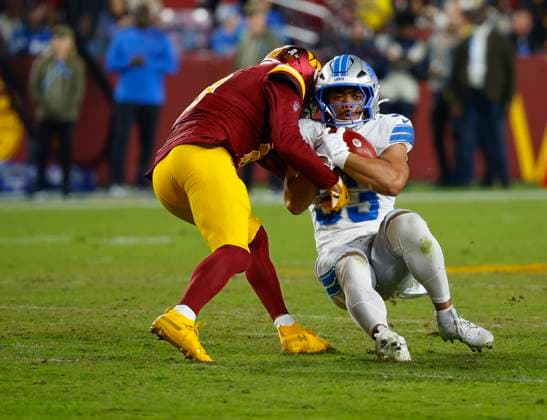 Nov 9, 2025: Detroit Lions RB KR 33 Sione Vaki pushes backwards for a few more yards during the Washington Commanders game against the Detroit Lions at Northwest Stadium in Landover, MD. CSM Landover United States of America - ZUMAc04_ 20251109_zma_c04_147 Copyright: xJustinxCooperx