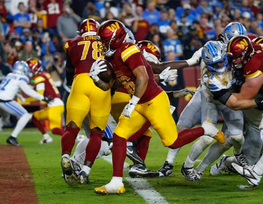 Nov 9, 2025: Washington Commanders RB 36 Chris Rodriguez Jr. runs for a touchdown during the Washington Commanders game against the Detroit Lions at Northwest Stadium in Landover, MD. CSM Landover United States of America - ZUMAc04_ 20251109_zma_c04_142 Copyright: xJustinxCooperx