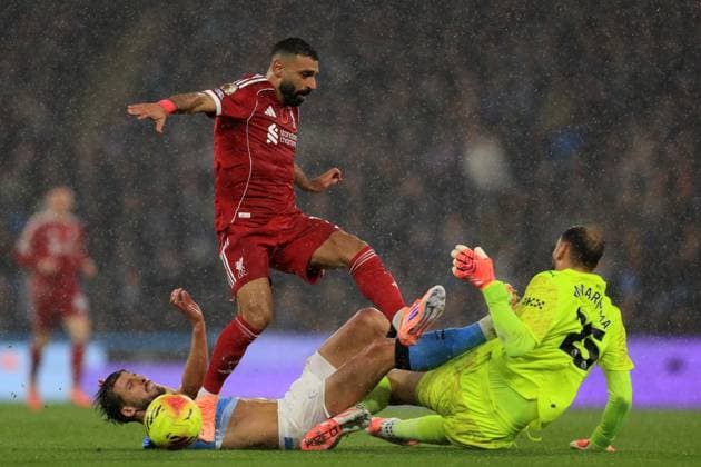 9th November 2025; Etihad Stadium, Manchester, England; Premier League Football, Manchester City versus Liverpool; Mohammed Salah of Liverpool evades a tackle from Ruben Dias and Gianluigi Donnarumma of Manchester City  DavidxBlunsden