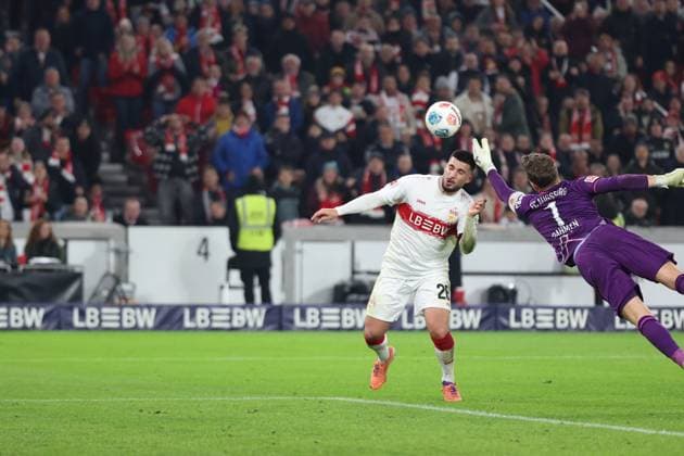 09 11 2025, xrekx, Soccer 1 Bundesliga, VfB Stuttgart FC Augsburg v l Deniz Undav VfB Stuttgart Finn Dahmen FC Augsburg Zweikampf, Aktion, action, battle for the ball DFL DFB REGULATIONS PROHIBIT ANY USE OF PHOTOGRAPHS as IMAGE SEQUENCES and or QUASI VIDEO Stuttgart