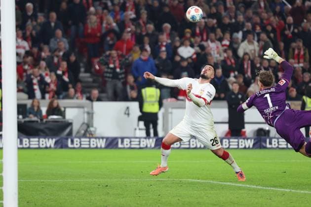 09 11 2025, xrekx, Soccer 1 Bundesliga, VfB Stuttgart FC Augsburg v l Deniz Undav VfB Stuttgart Finn Dahmen FC Augsburg Zweikampf, Aktion, action, battle for the ball DFL DFB REGULATIONS PROHIBIT ANY USE OF PHOTOGRAPHS as IMAGE SEQUENCES and or QUASI VIDEO Stuttgart