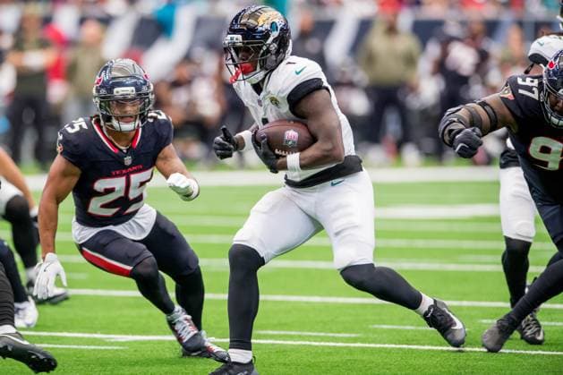 November 9, 2025: Jacksonville Jaguars running back Travis Etienne Jr. (1) carries the ball during a game between the Jacksonville Jaguars and the Houston Texans in Houston, TX. .. CSM - ZUMAc04_ 20251109_zma_c04_196 Copyright: xTraskxSmithx