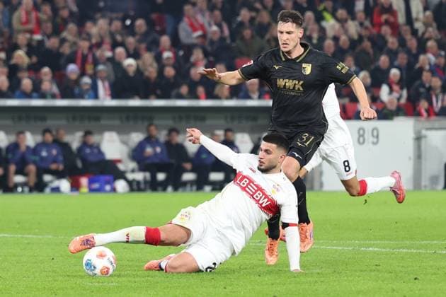 09 11 2025, xrekx, Soccer 1 Bundesliga, VfB Stuttgart FC Augsburg v l Deniz Undav VfB Stuttgart Keven Schlotterbeck FC Augsburg Zweikampf, Aktion, action, battle for the ball DFL DFB REGULATIONS PROHIBIT ANY USE OF PHOTOGRAPHS as IMAGE SEQUENCES and or QUASI VIDEO Stuttgart