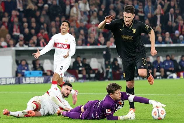 09 11 2025, xrekx, Soccer 1 Bundesliga, VfB Stuttgart FC Augsburg v l Finn Dahmen FC Augsburg Deniz Undav VfB Stuttgart Keven Schlotterbeck FC Augsburg Zweikampf, Aktion, action, battle for the ball DFL DFB REGULATIONS PROHIBIT ANY USE OF PHOTOGRAPHS as IMAGE SEQUENCES and or QUASI VIDEO Stuttgart