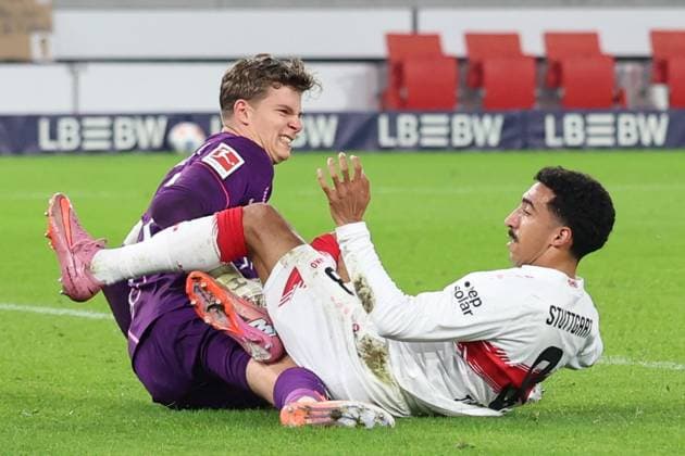 09 11 2025, xrekx, Soccer 1 Bundesliga, VfB Stuttgart FC Augsburg v l Finn Dahmen FC Augsburg Tiago Tomas VfB Stuttgart DFL DFB REGULATIONS PROHIBIT ANY USE OF PHOTOGRAPHS as IMAGE SEQUENCES and or QUASI VIDEO Stuttgart