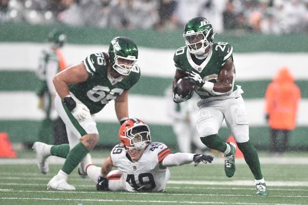 November 9, 2025, East Rutherford, New Jersey, USA: New York Jets running back HALL BREECE (20) evades the tackle of Cleveland Browns linebacker CARSON SCHWESINGER (49) in action at MetLife Stadium in East Rutherford New Jersey New York defeats Cleveland 27 to 20 East Rutherford USA - ZUMAa301 20251109_aaf_a301_020 Copyright: xBrooksxVonxArxx