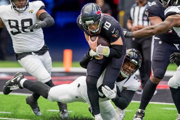 November 9, 2025: Jacksonville Jaguars defensive tackle Arik Armstead (91) sacks Houston Texans quarterback Davis Mills (10) during a game between the Jacksonville Jaguars and the Houston Texans in Houston, TX. .. CSM - ZUMAc04_ 20251109_zma_c04_190 Copyright: xTraskxSmithx