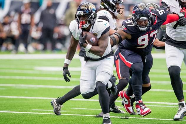 November 9, 2025: Jacksonville Jaguars running back Travis Etienne Jr. (1) carries the ball during a game between the Jacksonville Jaguars and the Houston Texans in Houston, TX. .. CSM - ZUMAc04_ 20251109_zma_c04_184 Copyright: xTraskxSmithx