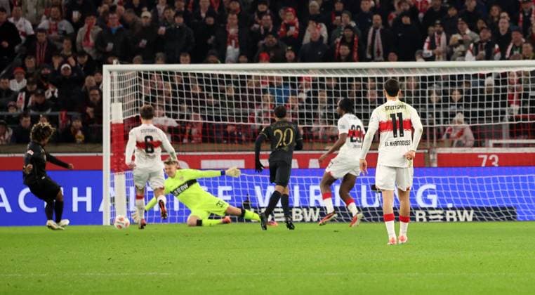 09 11 25 VfB Stuttgart FC Augsburg Germany, Stuttgart, 09 11 2025, Football, Bundesliga, Season 2025 2026, VfB Stuttgart FC Augsburg v l Massengo FC Augsburg , Alexander Nübel VfB Stuttgart Goal 1 2 Massengo