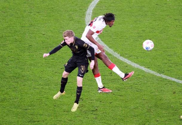 09 11 25 VfB Stuttgart FC Augsburg Germany, Stuttgart, 09 11 2025, Football, Bundesliga, Season 2025 2026, VfB Stuttgart FC Augsburg v l Anton Kade FC Augsburg , Dan Axel Zagadou VfB Stuttgart