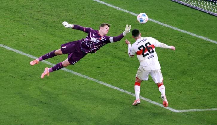 09 11 25 VfB Stuttgart FC Augsburg Germany, Stuttgart, 09 11 2025, Football, Bundesliga, Season 2025 2026, VfB Stuttgart FC Augsburg v l Finn Dahmen FC Augsburg , Deniz Undav VfB Stuttgart