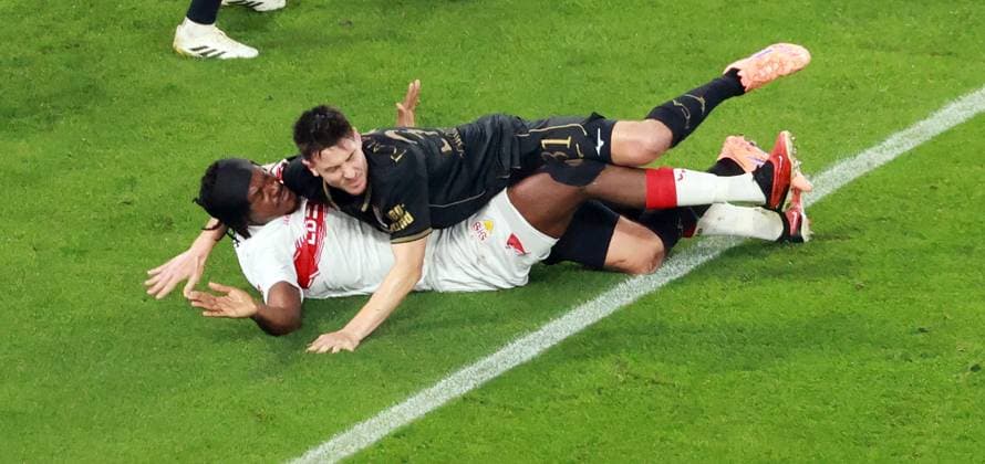 09 11 25 VfB Stuttgart FC Augsburg Germany, Stuttgart, 09 11 2025, Football, Bundesliga, Season 2025 2026, VfB Stuttgart FC Augsburg v l Dan Axel Zagadou VfB Stuttgart , Keven Schlotterbeck FC Augsburg Foul penalty