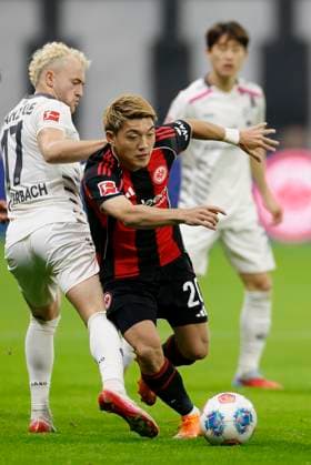 f l n r Benedict Hollerbach 1 FSV Mainz 05, 17 and Ritsu Doan Eintracht Frankfurt, 20 , 09 11 2025, Football, 1 Bundesliga, Eintracht Frankfurt 1 FSV Mainz 05, GER, Frankfurt am Main, Deutsche Bank Park, DFL REGULATIONS PROHIBIT ANY USE OF PHOTOGRAPHS AS IMAGE SEQUENCES AND OR QUASI VIDEO Copyright: HMBxMedia xHeikoxBecker