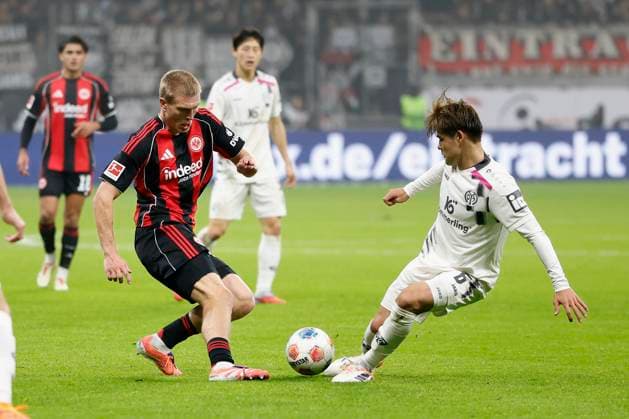 f l n r Rasmus Kristensen Eintracht Frankfurt, 13 and Kaishu Sano 1 FSV Mainz 05, 6 , 09 11 2025, Football, 1 Bundesliga, Eintracht Frankfurt 1 FSV Mainz 05, GER, Frankfurt am Main, Deutsche Bank Park, DFL REGULATIONS PROHIBIT ANY USE OF PHOTOGRAPHS AS IMAGE SEQUENCES AND OR QUASI VIDEO Copyright: HMBxMedia xHeikoxBecker