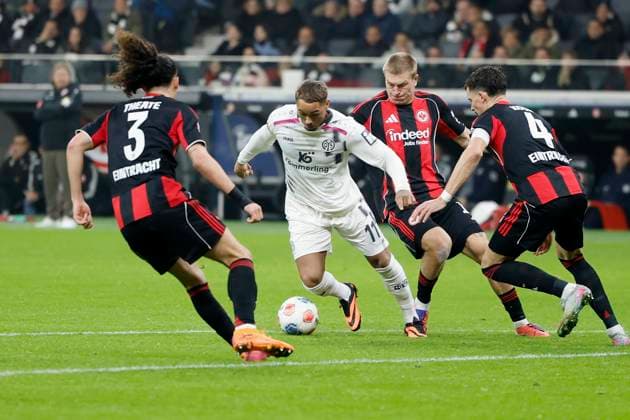 f l n r Arthur Theate Eintracht Frankfurt, 3 , Armindo Sieb 1 FSV Mainz 05, 11 , Rasmus Kristensen Eintracht Frankfurt, 13 and Robin Koch Eintracht Frankfurt, 4 , 09 11 2025, Football, 1 Bundesliga, Eintracht Frankfurt 1 FSV Mainz 05, GER, Frankfurt am Main, Deutsche Bank Park, DFL REGULATIONS PROHIBIT ANY USE OF PHOTOGRAPHS AS IMAGE SEQUENCES AND OR QUASI VIDEO Copyright: HMBxMedia xHeikoxBecker