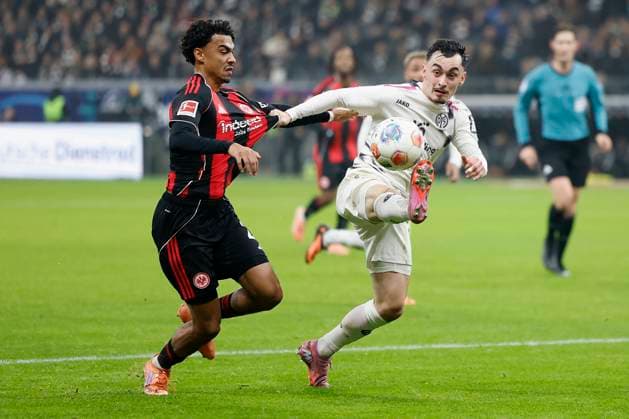 v.l.n.r.: Nathaniel Brown (Eintracht Frankfurt, 21) and Paul Nebel (1.FSV Mainz 05, 8), 09.11.2025, Football, 1. Bundesliga, Eintracht Frankfurt - 1. FSV Mainz 05, GER, Frankfurt am Main, Deutsche Bank Park, DFL REGULATIONS PROHIBIT ANY USE OF PHOTOGRAPHS AS IMAGE SEQUENCES AND OR QUASI-VIDEO. *** f l n r Nathaniel Brown Eintracht Frankfurt, 21 and Paul Nebel 1 FSV Mainz 05, 8 , 09 11 2025, Football, 1 Bundesliga, Eintracht Frankfurt 1 FSV Mainz 05, GER, Frankfurt am Main, Deutsche Bank Park, DFL REGULATIONS PROHIBIT ANY USE OF PHOTOGRAPHS AS IMAGE SEQUENCES AND OR QUASI VIDEO Copyright: HMBxMedia xHeikoxBecker