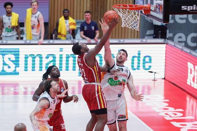 In the picture from left Johnathan Stove Wuerzburg Baskets, 22 against Owen Klassen Rostock Seawolves, 22 09 11 2025, Basketball, Fitness First Wuerzburg Baskets vs Rostock Seawolves, easyCredit BBL, 7 Matchday, Germany, Wuerzburg, tectake Arena, Copyright: HMBxMedia xJulienxBecker