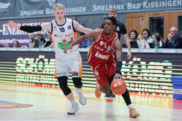 In the picture from left Lukasz Kolenda Rostock Seawolves, 10 against Marcus Carr Wuerzburg Baskets, 5 09 11 2025, Basketball, Fitness First Wuerzburg Baskets vs Rostock Seawolves, easyCredit BBL, 7 Matchday, Germany, Wuerzburg, tectake Arena, Copyright: HMBxMedia xJulienxBecker