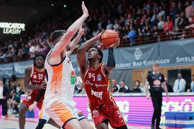 In the picture from left Owen Klassen Rostock Seawolves, 22 against Marcus Carr Wuerzburg Baskets, 5 09 11 2025, Basketball, Fitness First Wuerzburg Baskets vs Rostock Seawolves, easyCredit BBL, 7 Matchday, Germany, Wuerzburg, tectake Arena, Copyright: HMBxMedia xJulienxBecker