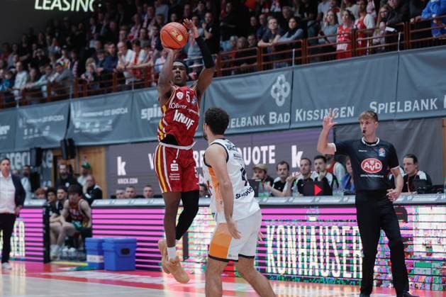 In the picture Marcus Carr Wuerzburg Baskets, 5 with the unsuccessful buzzer beater attempt 09 11 2025, Basketball, Fitness First Wuerzburg Baskets vs Rostock Seawolves, easyCredit BBL, Matchday 7, Germany, Wuerzburg, tectake Arena, Copyright: HMBxMedia xJulienxBecker