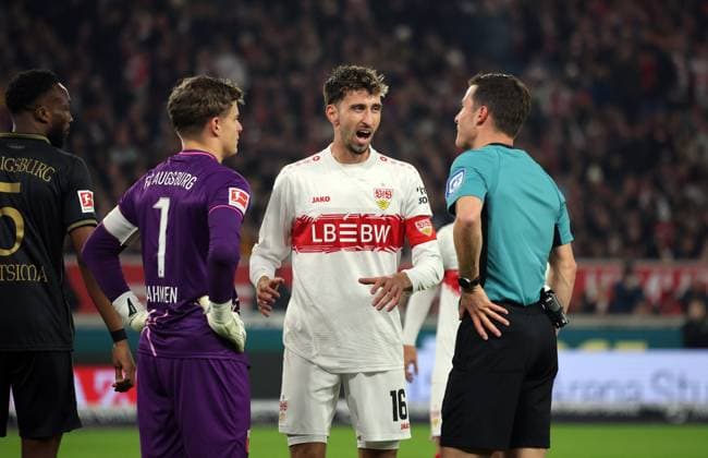 09 11 25 VfB Stuttgart FC Augsburg Germany, Stuttgart, 09 11 2025, Football, Bundesliga, Season 2025 2026, VfB Stuttgart FC Augsburg v l Finn Dahmen FC Augsburg , Atakan Karazor VfB Stuttgart , Harm Osmers Referee