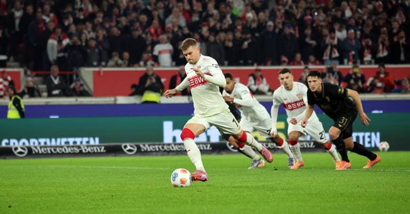 09 11 25 VfB Stuttgart FC Augsburg Germany, Stuttgart, 09 11 2025, Football, Bundesliga, Season 2025 2026, VfB Stuttgart FC Augsburg Maximilian Mittelstädt VfB Stuttgart Goal Penalty 1 1 Mittelstädt