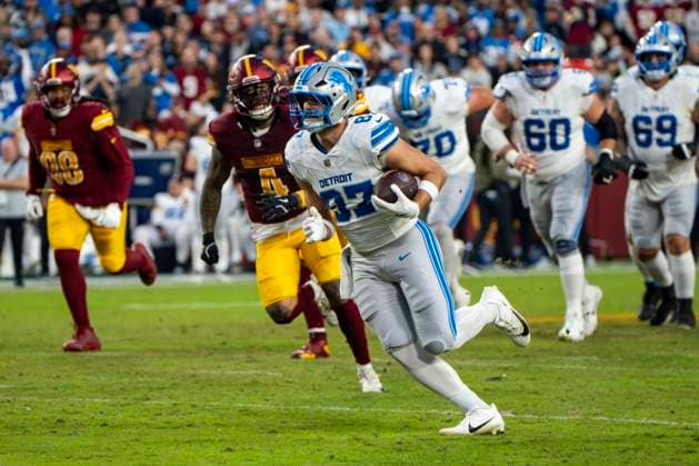 Detroit Lions tight end Sam LaPorta (87) runs the ball during the first quarter of a game against the Washington Commanders at Northwest Stadium in Landover, Maryland on Sunday, November 9, 2025. The Lions beat the Commanders 44-22.  WAP20251109322 BONNIExCASH