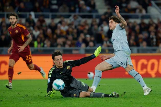 9th November 2025, Stadio Olimpico, Rome, Italy; Serie A Football; Roma versus Udinese; Mile Svilar of AS Roma makes a diving save on Nicol& xf2; Zaniolo of Udinese Calcio  EmanuelexPennacchio