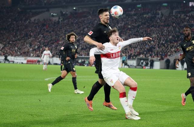 09 11 25 VfB Stuttgart FC Augsburg Germany, Stuttgart, 09 11 2025, Football, Bundesliga, Season 2025 2026, VfB Stuttgart FC Augsburg v l Keven Schlotterbeck FC Augsburg , Angelo Stiller VfB Stuttgart