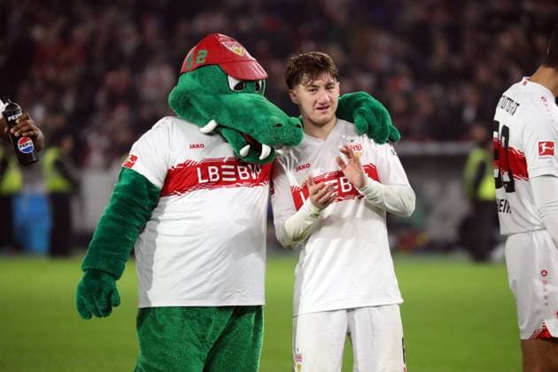 09.11.25 VfB Stuttgart - FC Augsburg Deutschland, Stuttgart, 09.11.2025, Fussball, Bundesliga, Saison 2025 2026, VfB Stuttgart - FC Augsburg: v.l. Fritzle (Maskottchen VfB Stuttgart), Angelo Stiller (VfB Stuttgart). *** 09 11 25 VfB Stuttgart FC Augsburg Germany, Stuttgart, 09 11 2025, Football, Bundesliga, Season 2025 2026, VfB Stuttgart FC Augsburg v l Fritzle mascot VfB Stuttgart , Angelo Stiller VfB Stuttgart